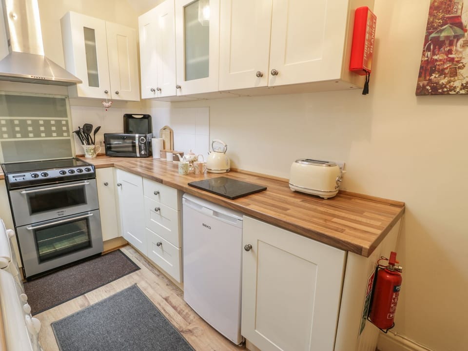 Cottage | Private kitchen | Fridge, microwave, dishwasher, electric kettle