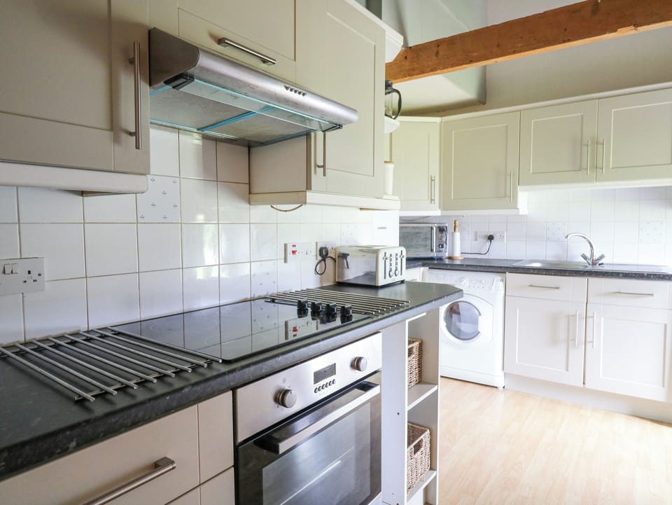 Cottage | Private kitchen | Fridge, dishwasher, electric kettle, cookware/dishes/utensils