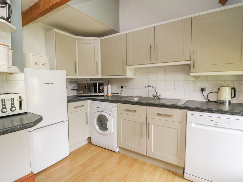 Cottage | Private kitchen | Fridge, dishwasher, electric kettle, cookware/dishes/utensils