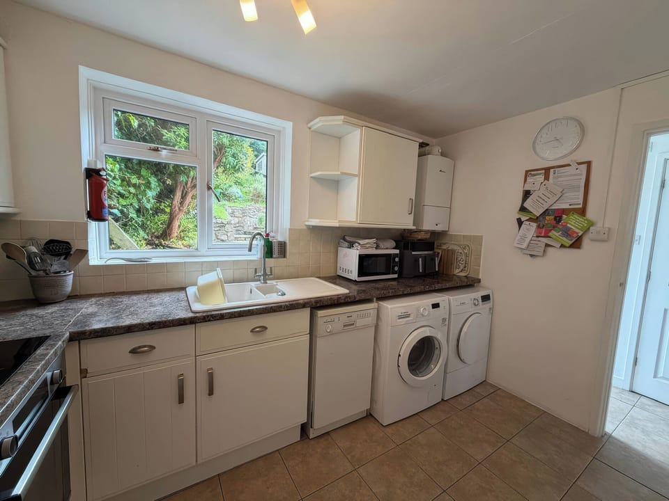 Cottage | Private kitchen | Fridge, microwave, dishwasher, cookware/dishes/utensils