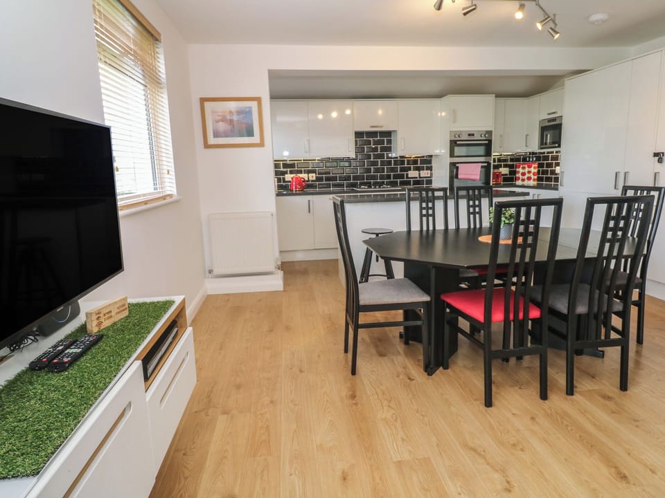 Cottage | Dining