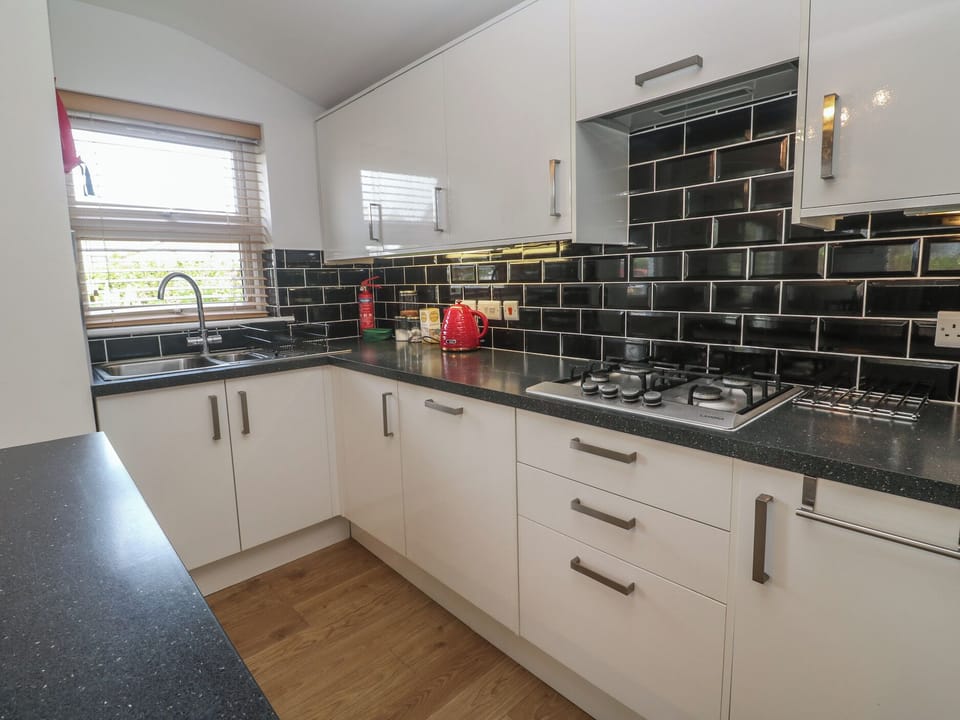 Cottage | Private kitchen | Fridge, microwave, dishwasher, electric kettle