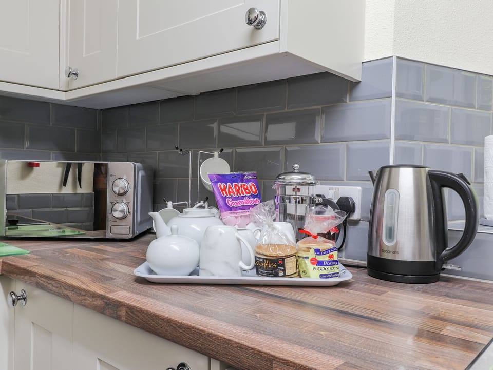 Cottage | Private kitchen | Fridge, cookware/dishes/utensils