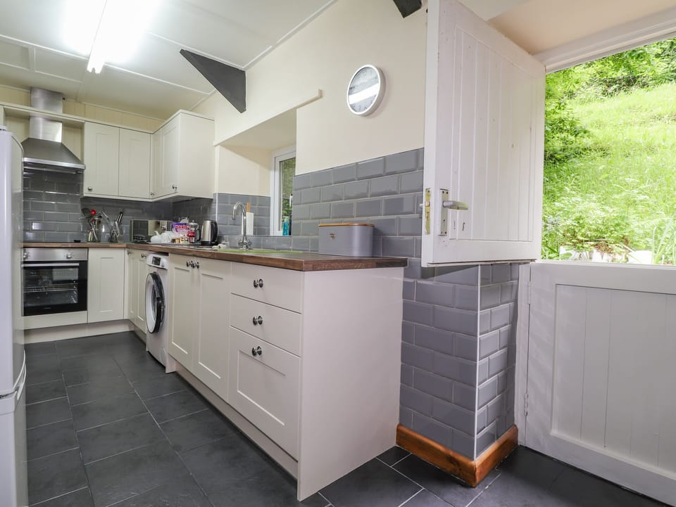 Cottage | Private kitchen | Fridge, cookware/dishes/utensils