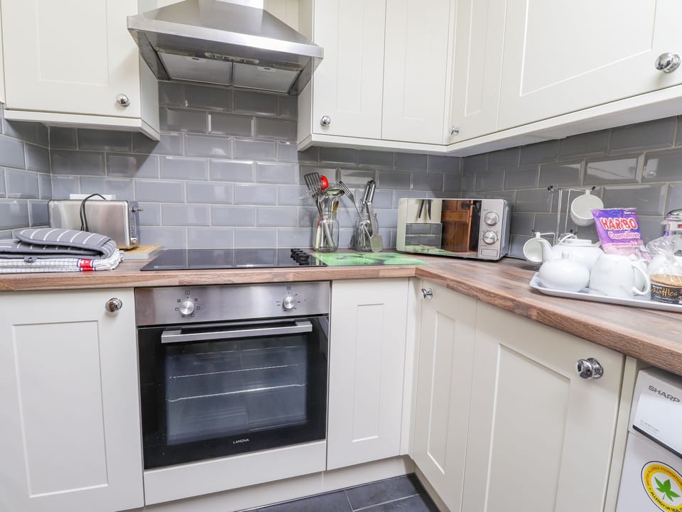 Cottage | Private kitchen | Fridge, cookware/dishes/utensils