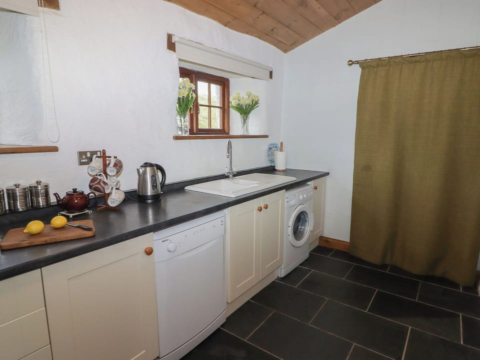 Fridge, dishwasher, cookware/dishes/utensils