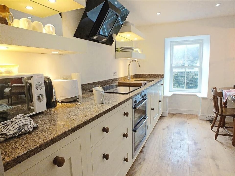 Cottage | Private kitchen | Fridge, electric kettle, cookware/dishes/utensils