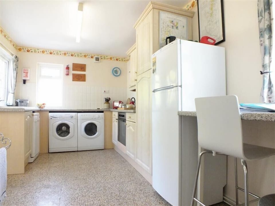 Cottage | Private kitchen | Fridge, dishwasher, cookware/dishes/utensils