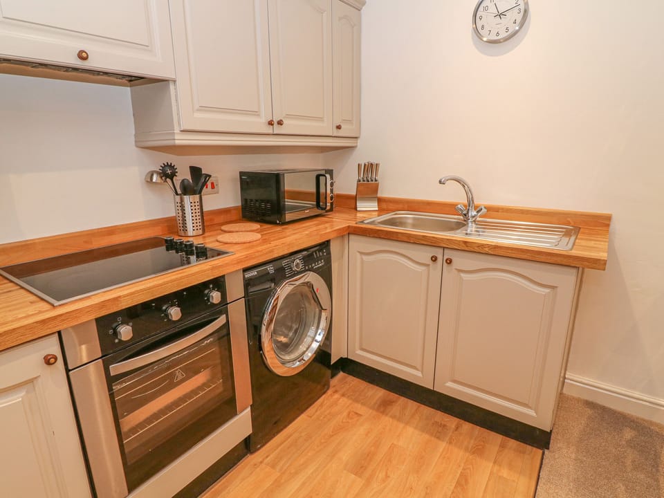 Cottage | Private kitchen | Fridge, electric kettle, toaster, cookware/dishes/utensils