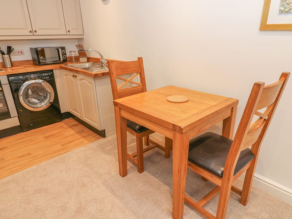 Cottage | Private kitchen | Fridge, electric kettle, toaster, cookware/dishes/utensils