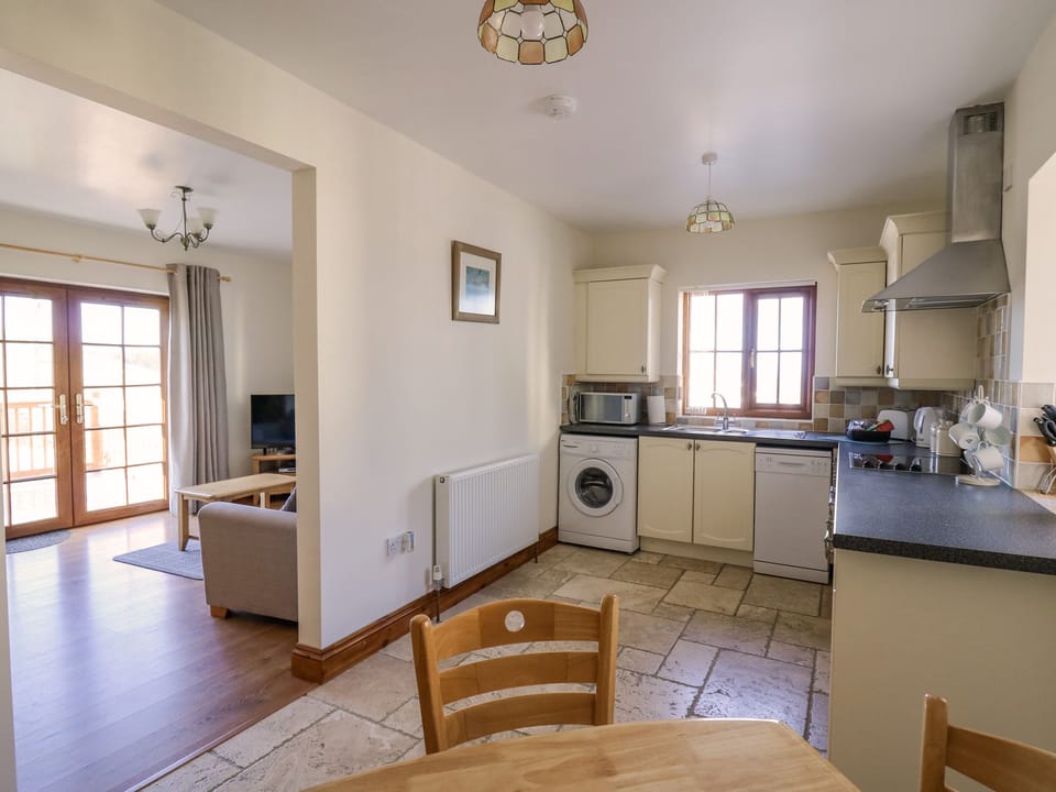 Cottage | Private kitchen | Fridge, dishwasher, cookware/dishes/utensils
