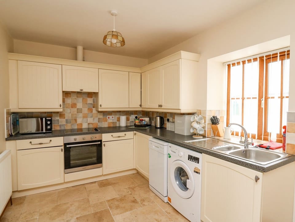 Cottage | Private kitchen | Fridge, dishwasher, cookware/dishes/utensils