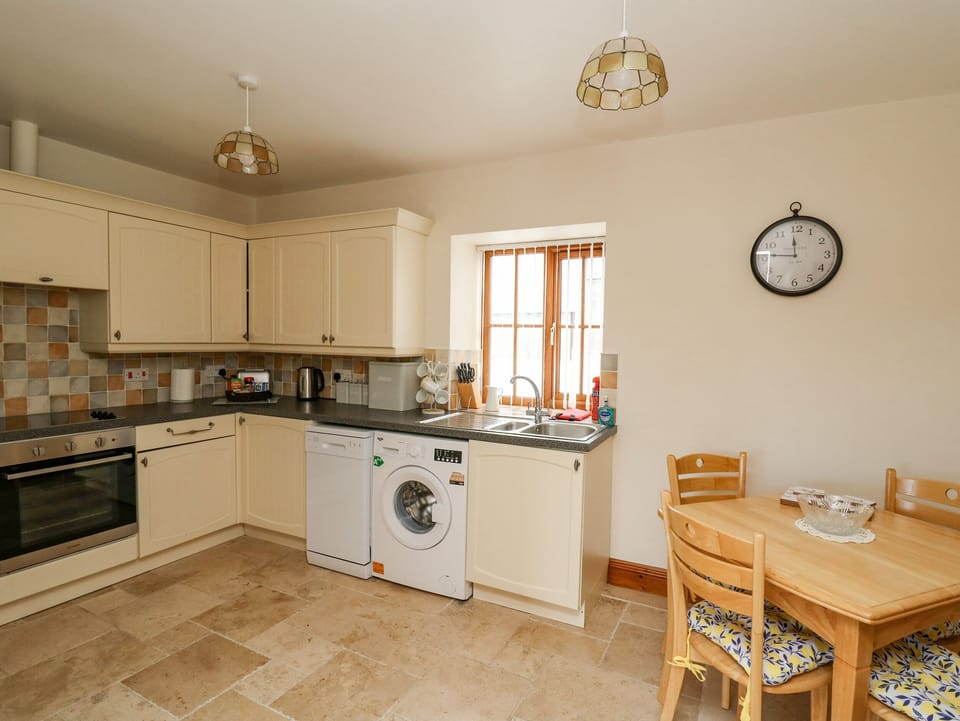 Cottage | Private kitchen | Fridge, dishwasher, cookware/dishes/utensils