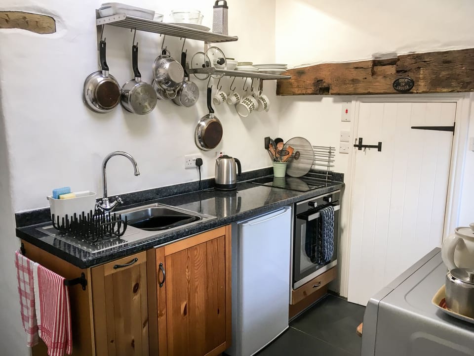 Cottage | Private kitchen | Fridge, cookware/dishes/utensils