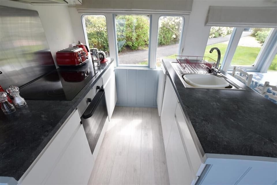 Cottage | Private kitchen | Fridge, dishwasher, cookware/dishes/utensils