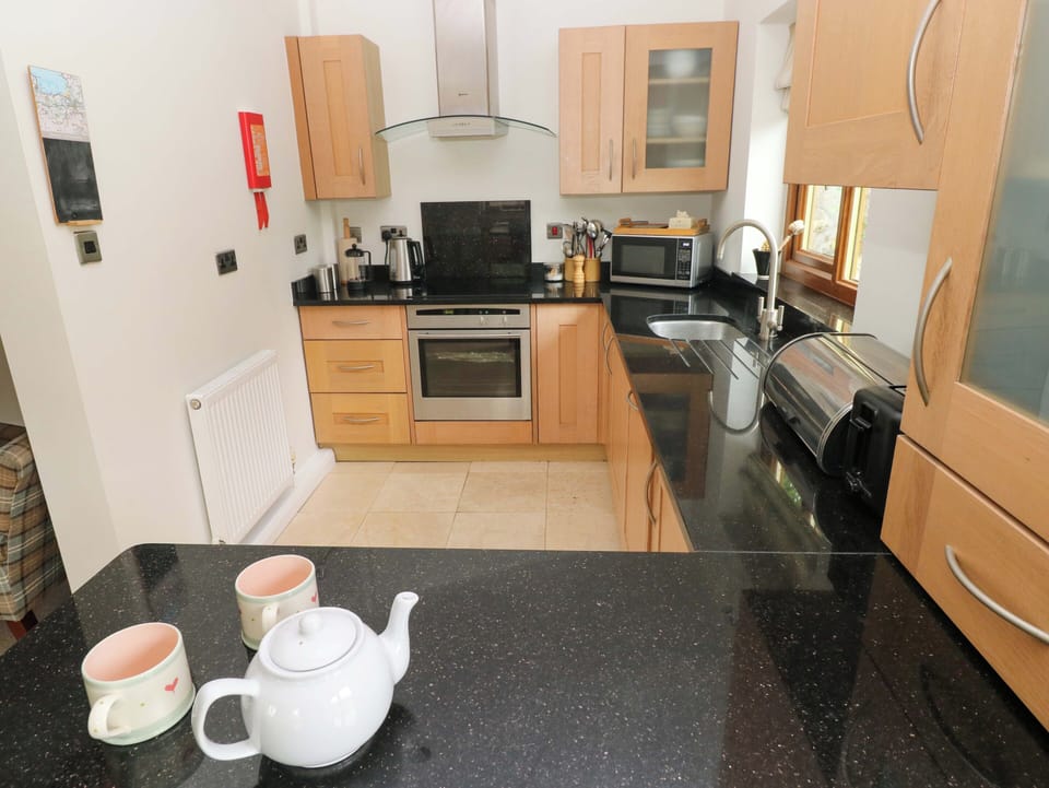 Cottage | Private kitchen | Fridge, microwave, dishwasher, cookware/dishes/utensils