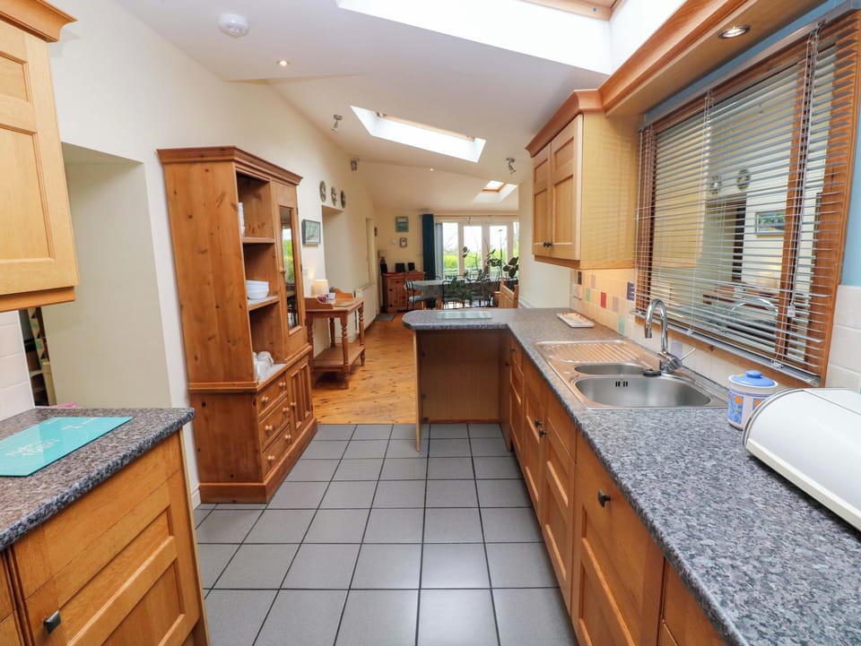 Fridge, microwave, dishwasher, cookware/dishes/utensils