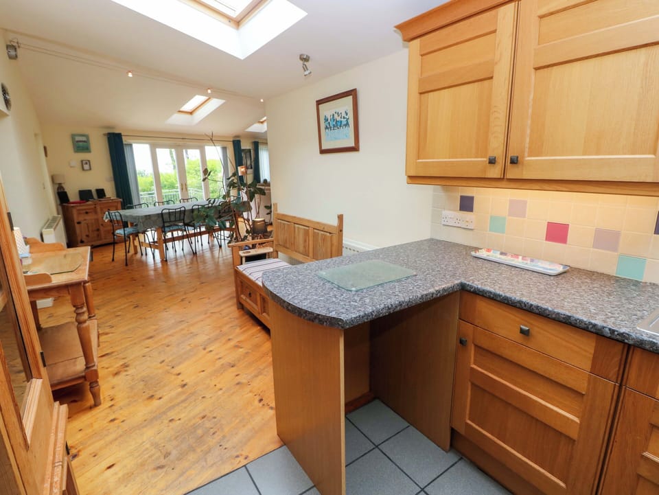 Fridge, microwave, dishwasher, cookware/dishes/utensils