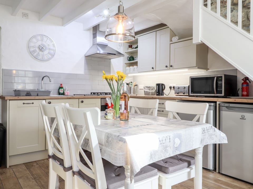 Cottage | Private kitchen | Fridge, dishwasher, cookware/dishes/utensils