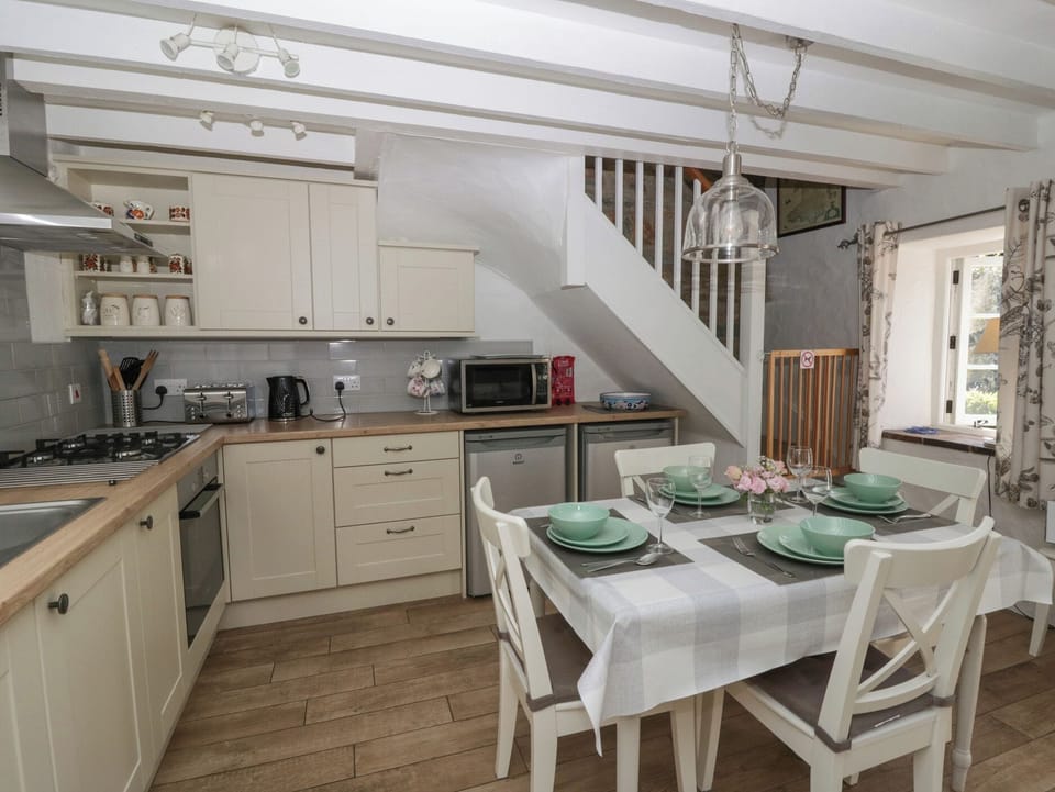 Cottage | Private kitchen | Fridge, microwave, dishwasher, cookware/dishes/utensils