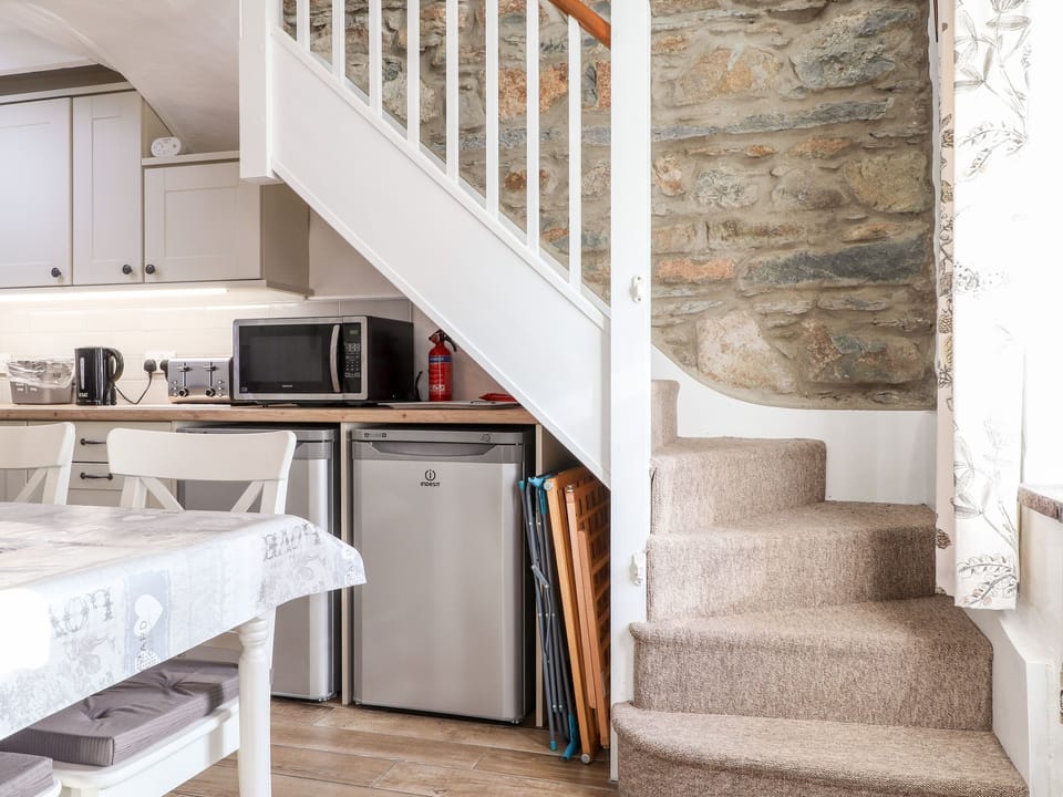 Cottage | Private kitchen | Fridge, dishwasher, cookware/dishes/utensils