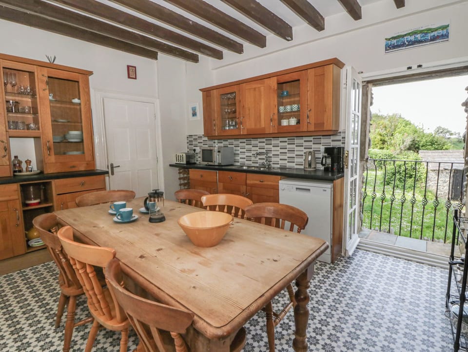Cottage | Dining