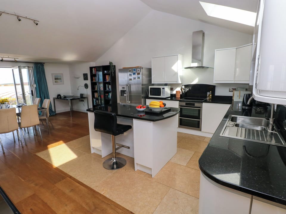 Cottage | Private kitchen | Fridge, microwave, dishwasher, cookware/dishes/utensils