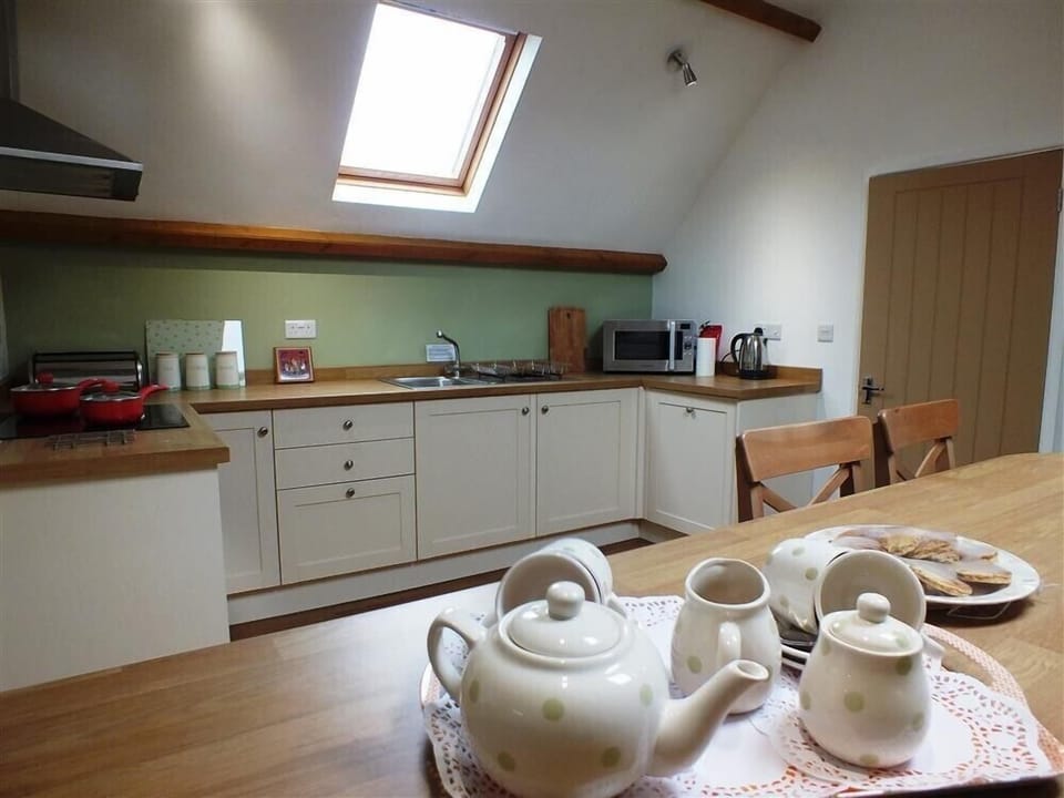 Cottage | Private kitchen | Dishwasher, cookware/dishes/utensils