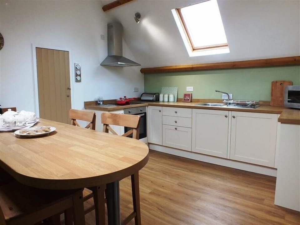 Cottage | Private kitchen | Dishwasher, cookware/dishes/utensils