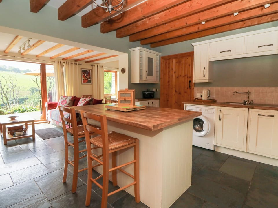 Cottage | Private kitchen | Fridge, microwave, dishwasher, cookware/dishes/utensils