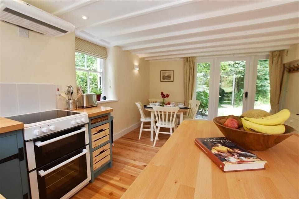Cottage | Private kitchen | Fridge, dishwasher, cookware/dishes/utensils