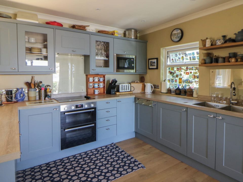 Fridge, microwave, dishwasher, cookware/dishes/utensils