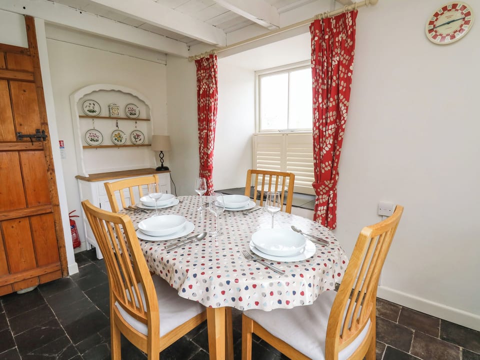 Cottage | Dining