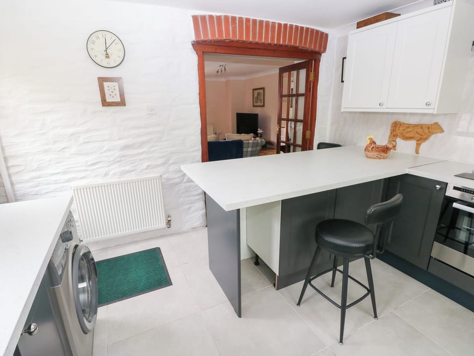 Cottage | Private kitchen | Fridge, dishwasher, cookware/dishes/utensils