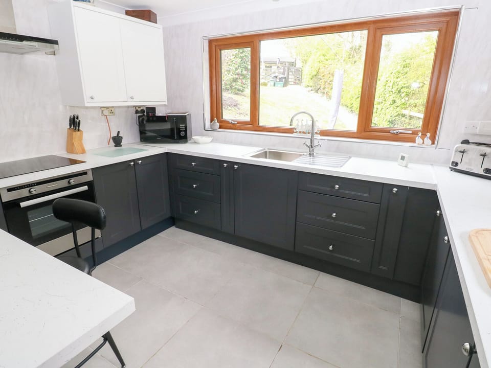 Cottage | Private kitchen | Fridge, dishwasher, cookware/dishes/utensils