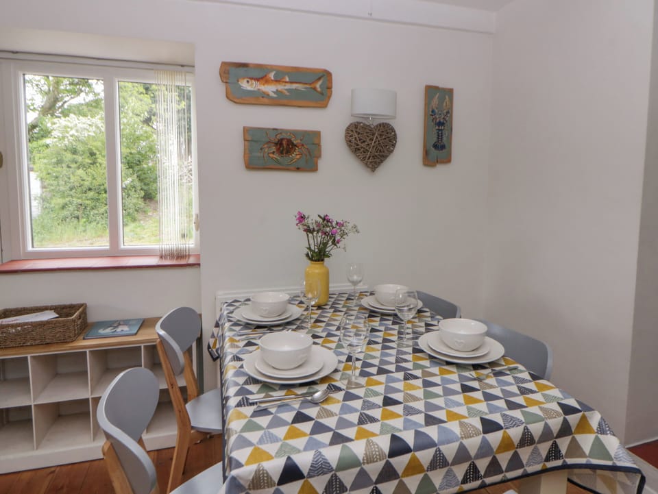 Cottage | Dining
