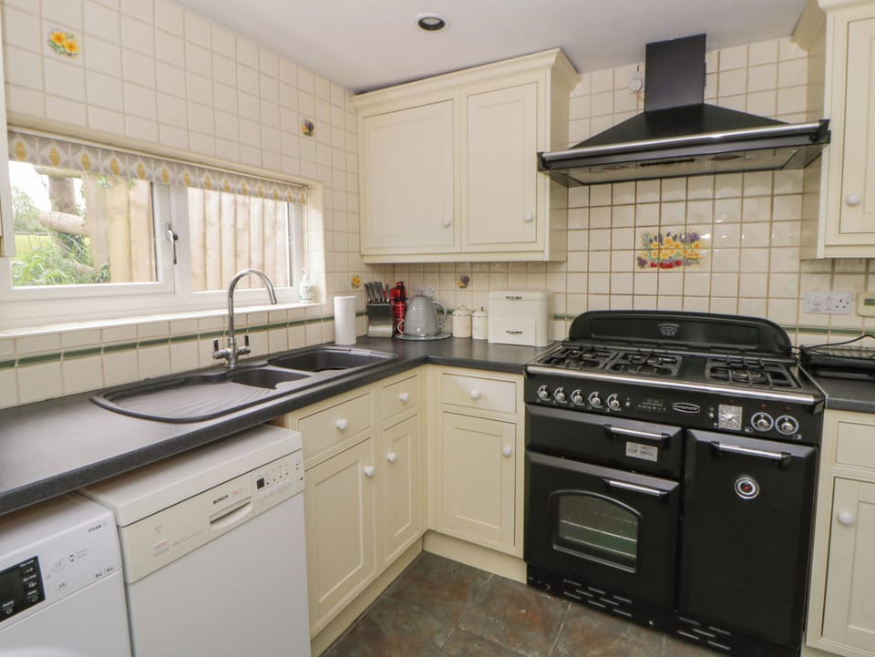 Cottage | Private kitchen | Fridge, microwave, dishwasher, cookware/dishes/utensils