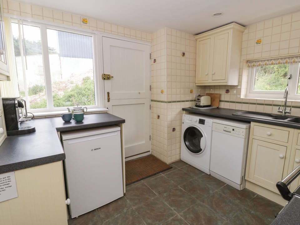 Cottage | Private kitchen | Fridge, microwave, dishwasher, cookware/dishes/utensils