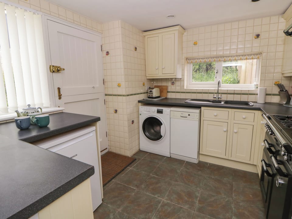 Cottage | Private kitchen | Fridge, microwave, dishwasher, cookware/dishes/utensils