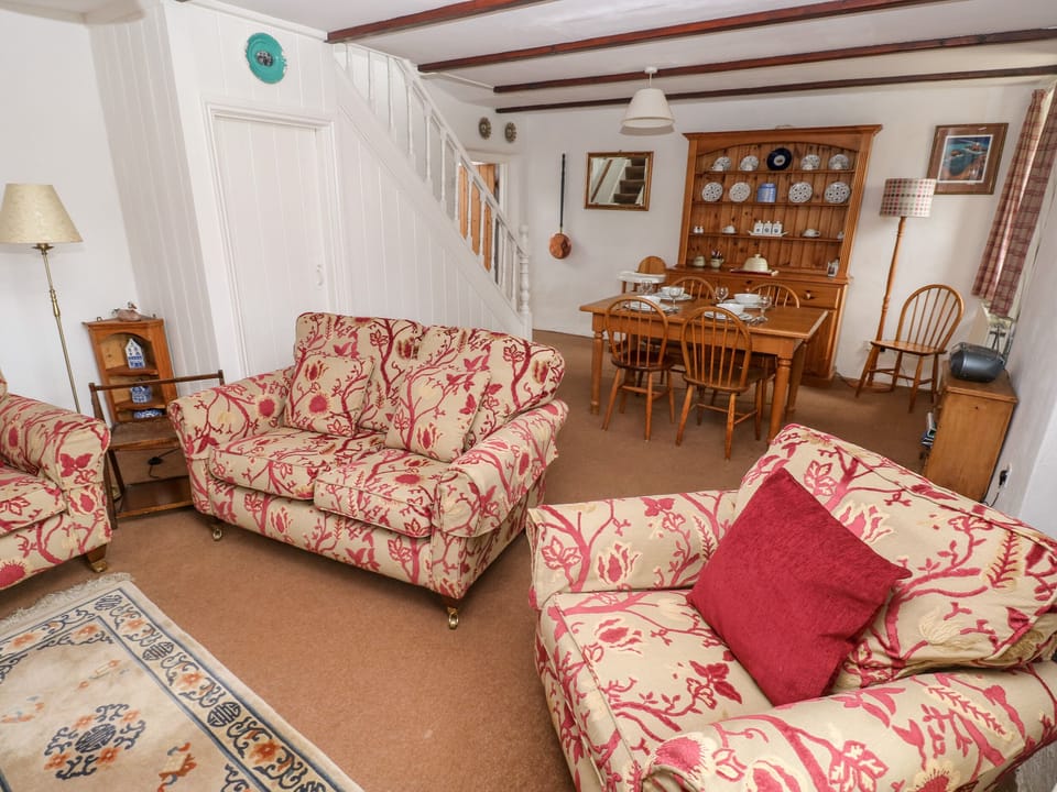 Cottage | Living area | Fireplace, DVD player