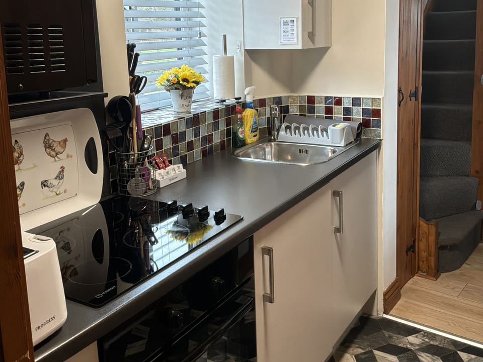 Cottage | Private kitchen | Fridge, electric kettle, toaster, cookware/dishes/utensils