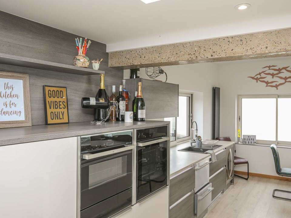 Cottage | Private kitchen | Fridge, dishwasher, electric kettle, toaster