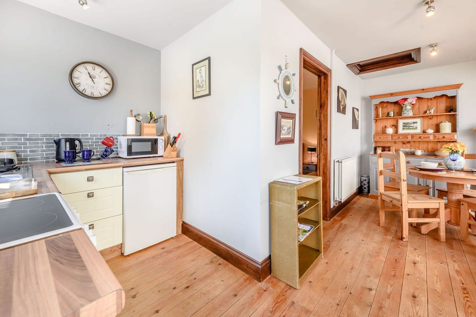 Cottage | Private kitchen | Fridge, microwave, electric kettle, toaster