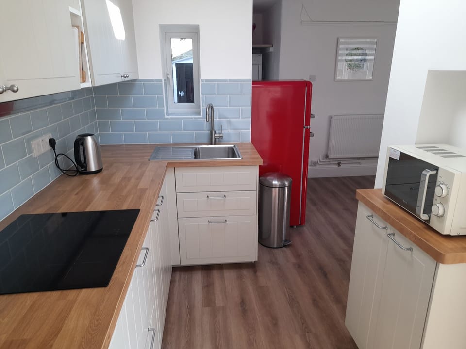Cottage | Private kitchen | Fridge, electric kettle, toaster, cookware/dishes/utensils