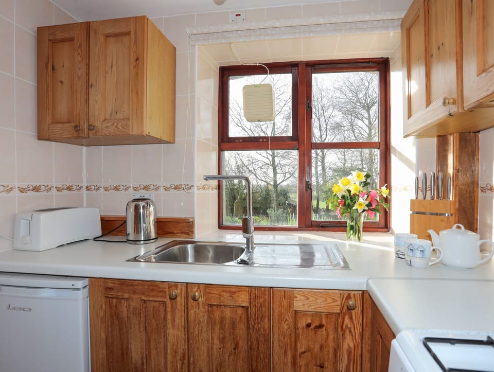 Cottage | Private kitchen | Fridge, microwave, electric kettle, toaster