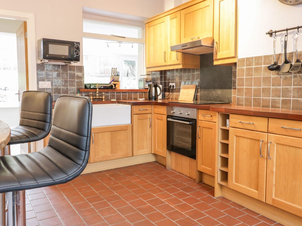 Cottage | Private kitchen | Fridge, dishwasher, cookware/dishes/utensils