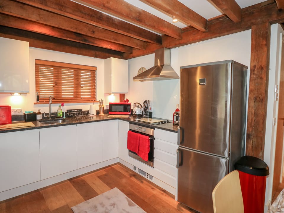 Cottage | Private kitchen | Dishwasher, cookware/dishes/utensils