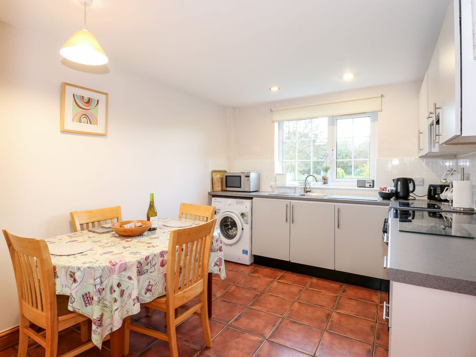 Cottage | Private kitchen | Fridge, electric kettle, toaster, cookware/dishes/utensils
