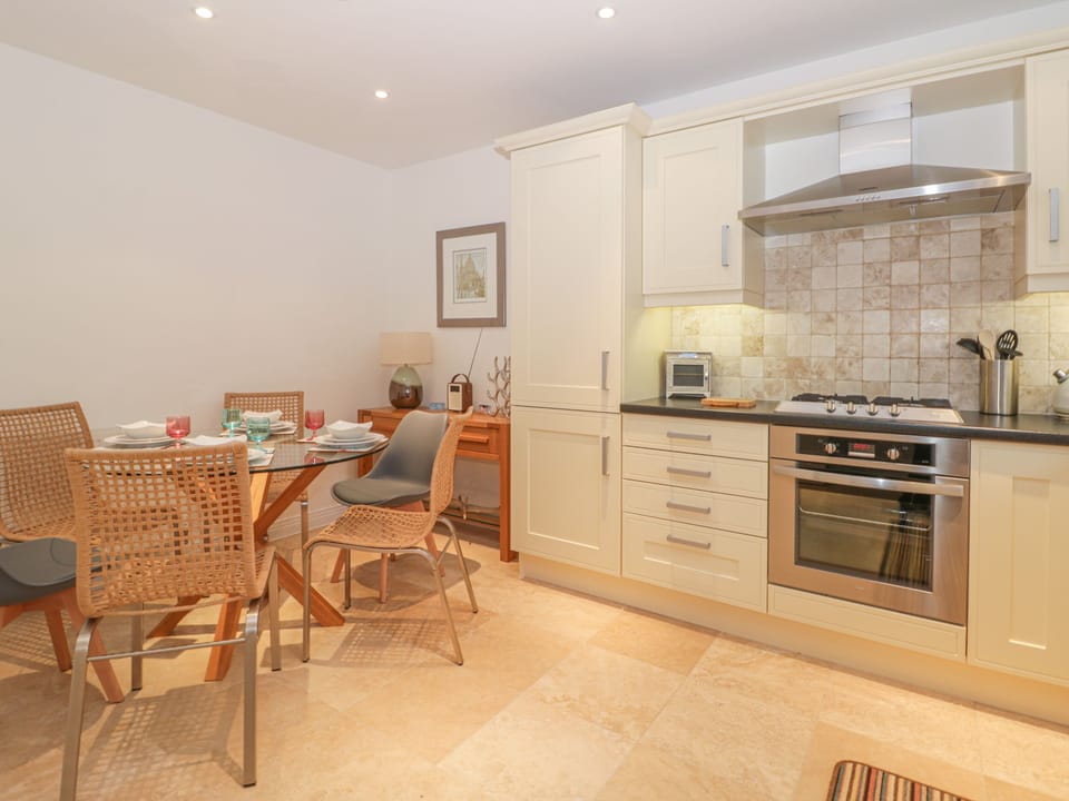 Cottage | Private kitchen | Dishwasher, cookware/dishes/utensils