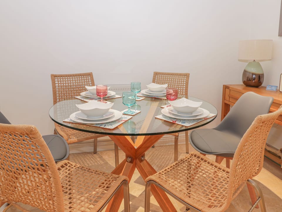 Cottage | Private kitchen | Dishwasher, cookware/dishes/utensils